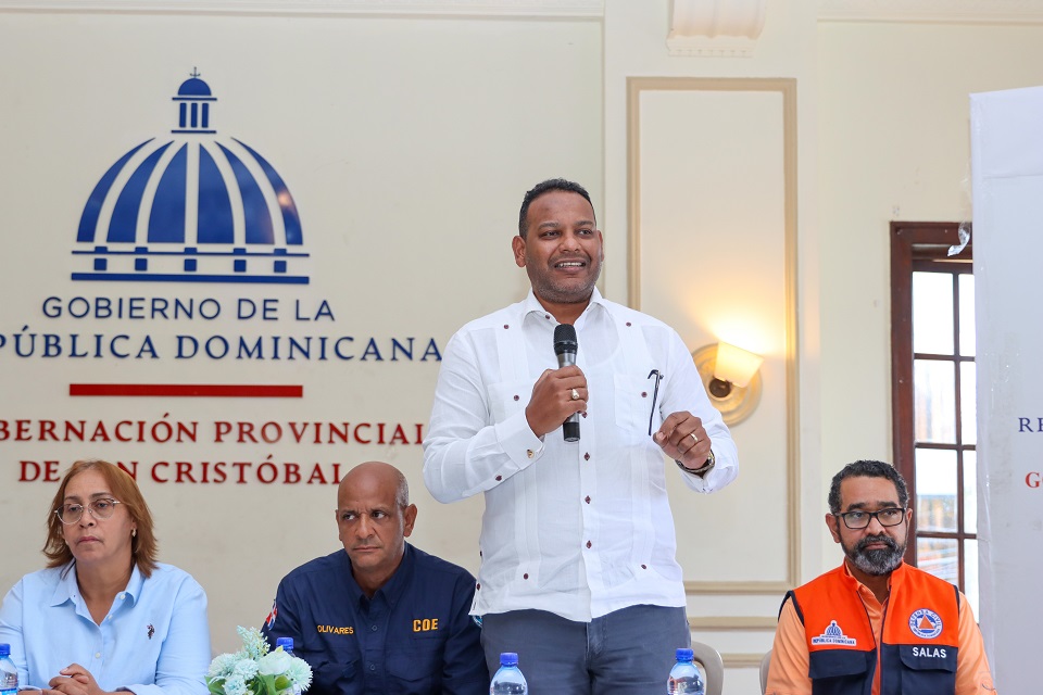Gobierno entrega Bono de Emergencia socorristas y agentes de orden que trabajaron en siniestro de San Cristóbal