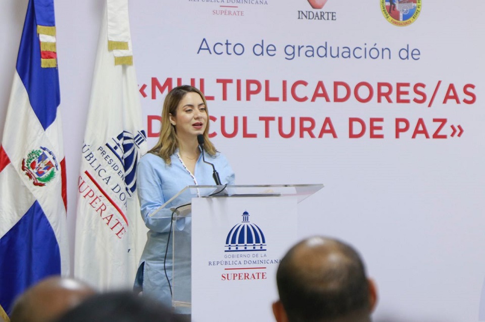 Gloria Reyes, directora general de Supérate en acto de graduación del proyecto Familias en Paz