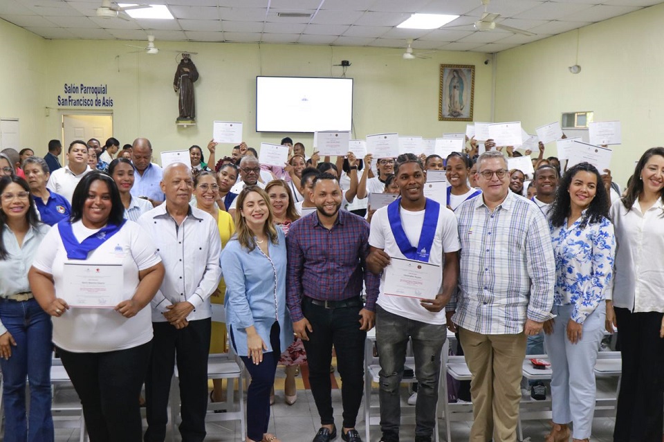 Gloria Reyes junto a directores de fundaciones y graduandos de La Zurza y El Capotillo