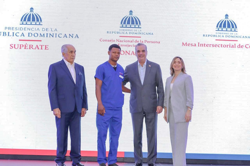 José García Ramírez, director ejecutivo de Conape Martín Morillo, cuidador de Azua el presidente Luis Abinader y la directora general de Supérate, Gloria Reyes