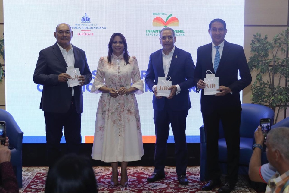Directora de la BIJRD, Amerfi Cáceres, junto a Ramón Alburquerque, Osiris de León e Iván Gatón en el III Simposio sobre cambio climático y tierras raras, organizado por Supérate