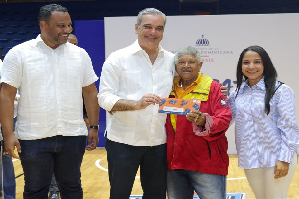 Presidente Abinader encabeza inclusión de 1,591 familias de San Cristóbal a subsidios de Supérate (2)