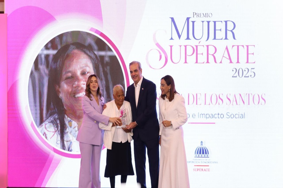 Presidente Luis Abinader encabeza quinta edición del premio Mujer Supérate; reconocen a 36 mujeres SUPEREmprendedoras
