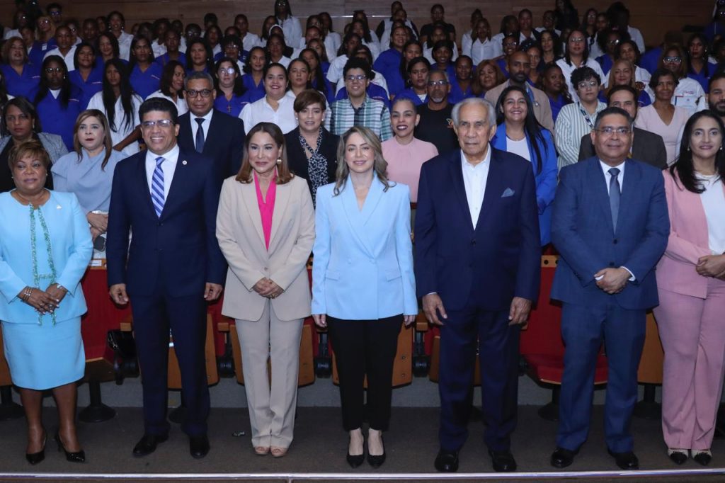 Autoridades gubernamentales y graduandos de personas cuidadoras 2025