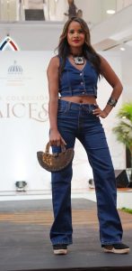 Piezas en denim que forman la colección Raíces de Manos Dominicanas de Supérate