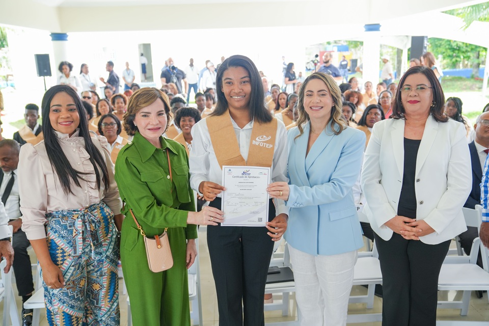 Desarrollo Social Supérate, INFOTEP y Fundación Rica gradúan 132 personas de cursos técnico vocacional (2)