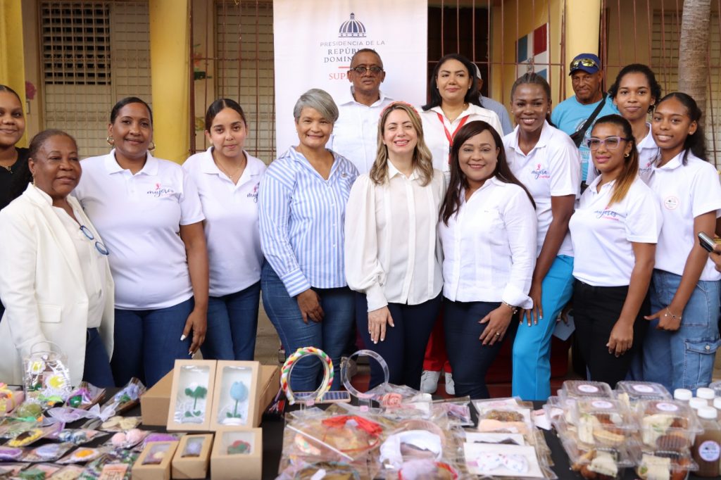 La directora general de Supérate junto a Mujeres SuperEmprendedoras de SPM
