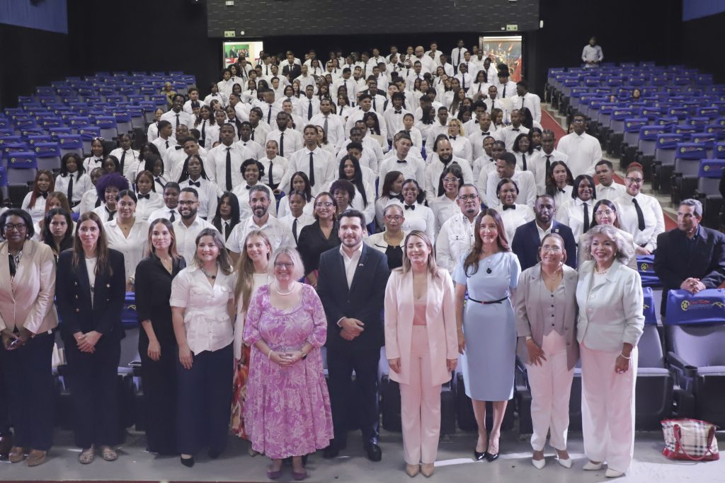 Diageo, A&B Masters y Supérate gradúan a 605 jóvenes capacitados para la industria de la hospitalidad en RD