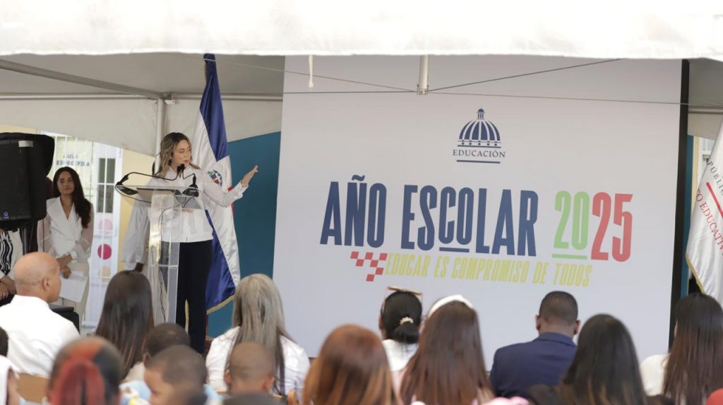 Gloria Reyes, directora general de Desarrollo Social Supérate, se dirige a docentes, estudiantes, padres y tutores de la escuela Gabriela Mistral