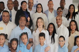 Gloria Reyes encabeza inicio del año escolar en escuela Gabriela Mistral del Distrito 15 01