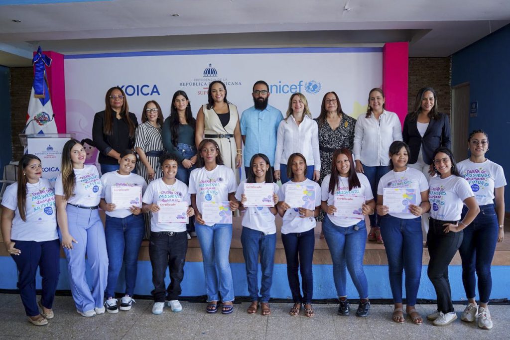 Gloria Reyes y representantes de UNICEF y KOICa comparten con integrantes del club de chicas de Santiago