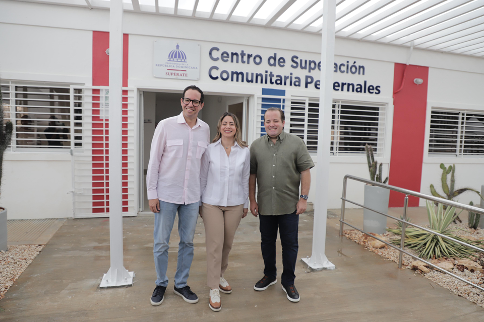  La directora de la Dirección de Desarrollo Social Supérate (DDSS), Gloria Reyes, junto al ministro de la Presidencia, José Ignacio Paliza, inauguró este jueves el Centro de Superación Comunitaria Supérate (CSCS) en Pedernales.