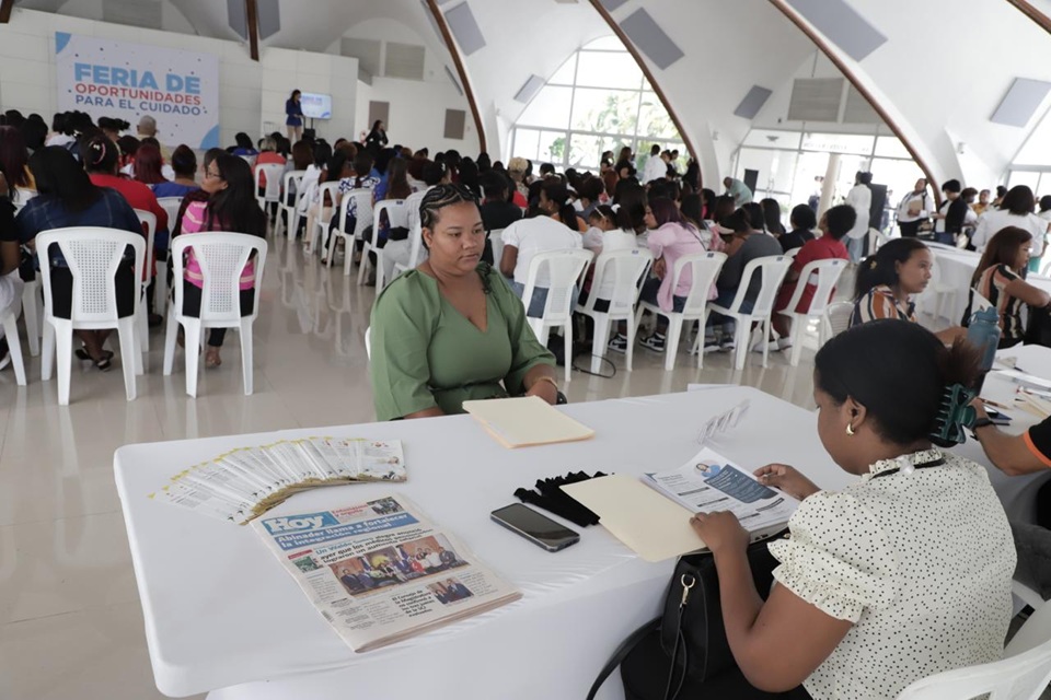 Desarrollo Social Supérate y Ministerio de la Mujer realizan “Feria Educativa y de Empleabilidad para Personas Cuidadoras”