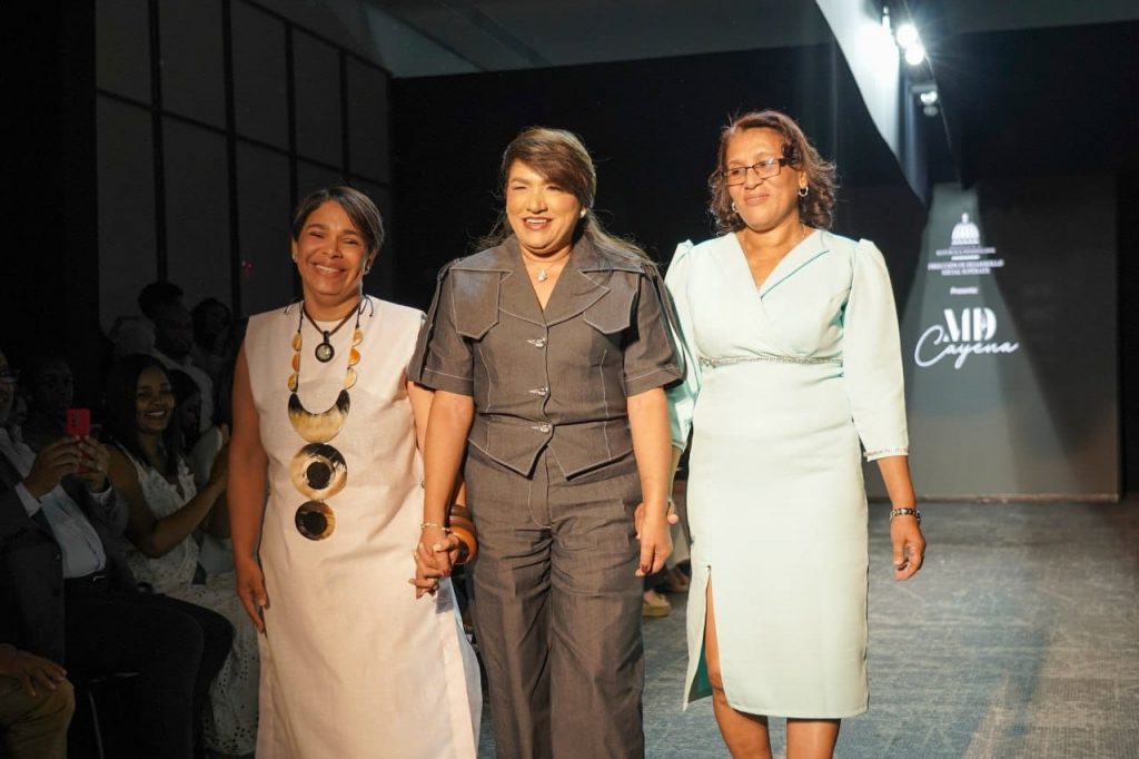 Esther Castillo, directora de Comercio Solidario de la DDSS, junto a Zulia Lestrad, encargada y diseñadora de la Línea Textil Cayena de Manos Dominicanas de DDSS.