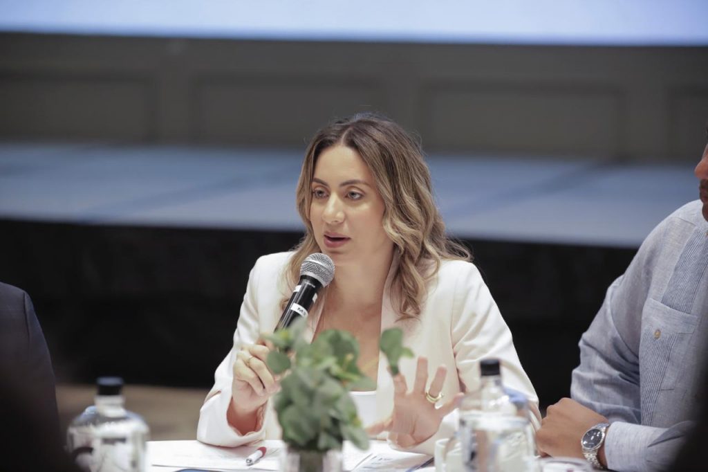 Gloria Reyes, DDSS, respondiendo preguntas de la prensa durante el evento