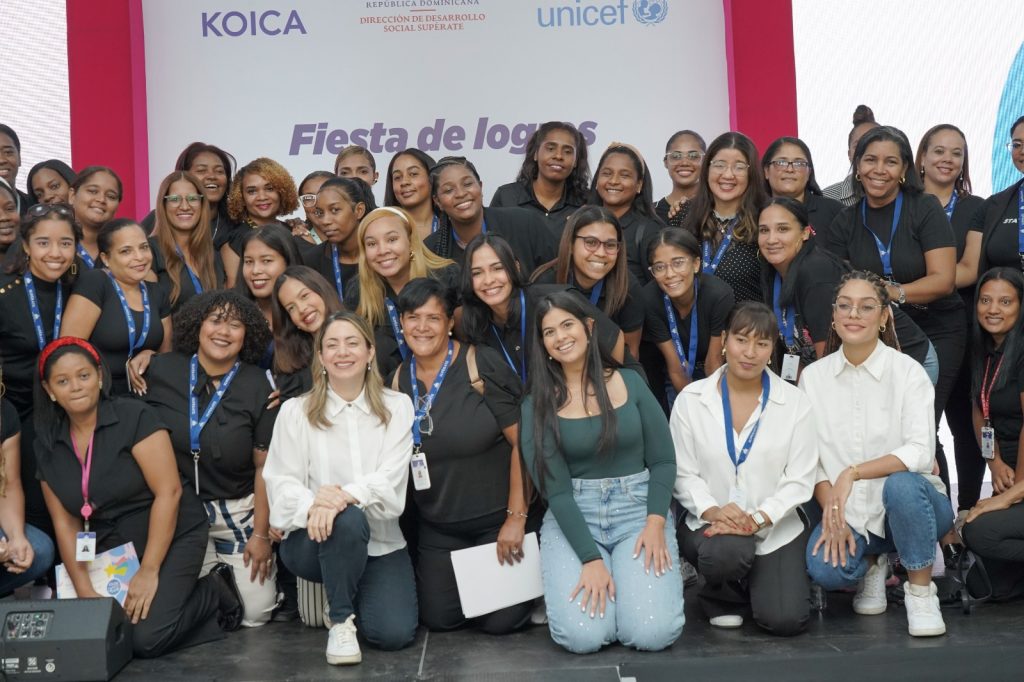 Gloria Reyes, directora general de Desarrollo Social Supérate junto al equipo del Club de Chicas durante el acto de graduación