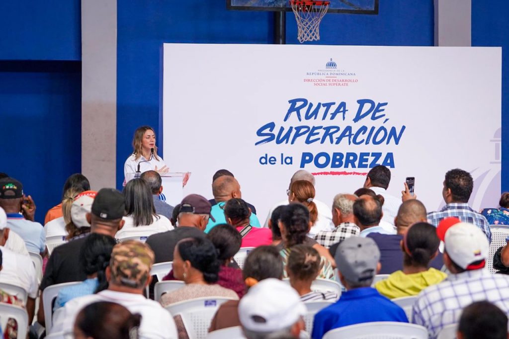 Gloria Reyes encabeza en Santiago