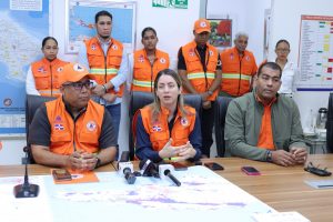 Gloria Reyes junto al coronel Rubén Frontal Carrán, director de la plataforma SINI y Bernardo Rodríguez, subdirector de la Defensa Civil, dando seguimiento al paso de la tormenta en el país