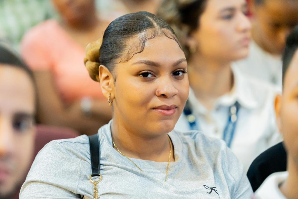 En un paso clave hacia el fortalecimiento de las oportunidades educativas y económicas para la juventud dominicana, el Gobierno, encabezado por el presidente Luis Abinader, a través del Ministerio de la Juventud y la Dirección de Desarrollo Social Supérate, oficializó el lanzamiento de “Tarjeta Joven”, un nuevo programa social dirigido a jóvenes entre los 18 y 35 años en condiciones de pobreza o vulnerabilidad.