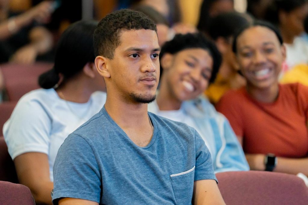 En un paso clave hacia el fortalecimiento de las oportunidades educativas y económicas para la juventud dominicana, el Gobierno, encabezado por el presidente Luis Abinader, a través del Ministerio de la Juventud y la Dirección de Desarrollo Social Supérate, oficializó el lanzamiento de “Tarjeta Joven”, un nuevo programa social dirigido a jóvenes entre los 18 y 35 años en condiciones de pobreza o vulnerabilidad.