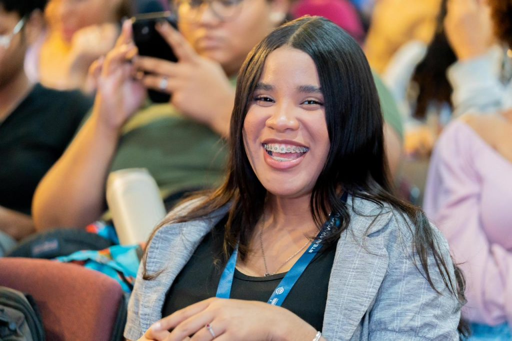 En un paso clave hacia el fortalecimiento de las oportunidades educativas y económicas para la juventud dominicana, el Gobierno, encabezado por el presidente Luis Abinader, a través del Ministerio de la Juventud y la Dirección de Desarrollo Social Supérate, oficializó el lanzamiento de “Tarjeta Joven”, un nuevo programa social dirigido a jóvenes entre los 18 y 35 años en condiciones de pobreza o vulnerabilidad.