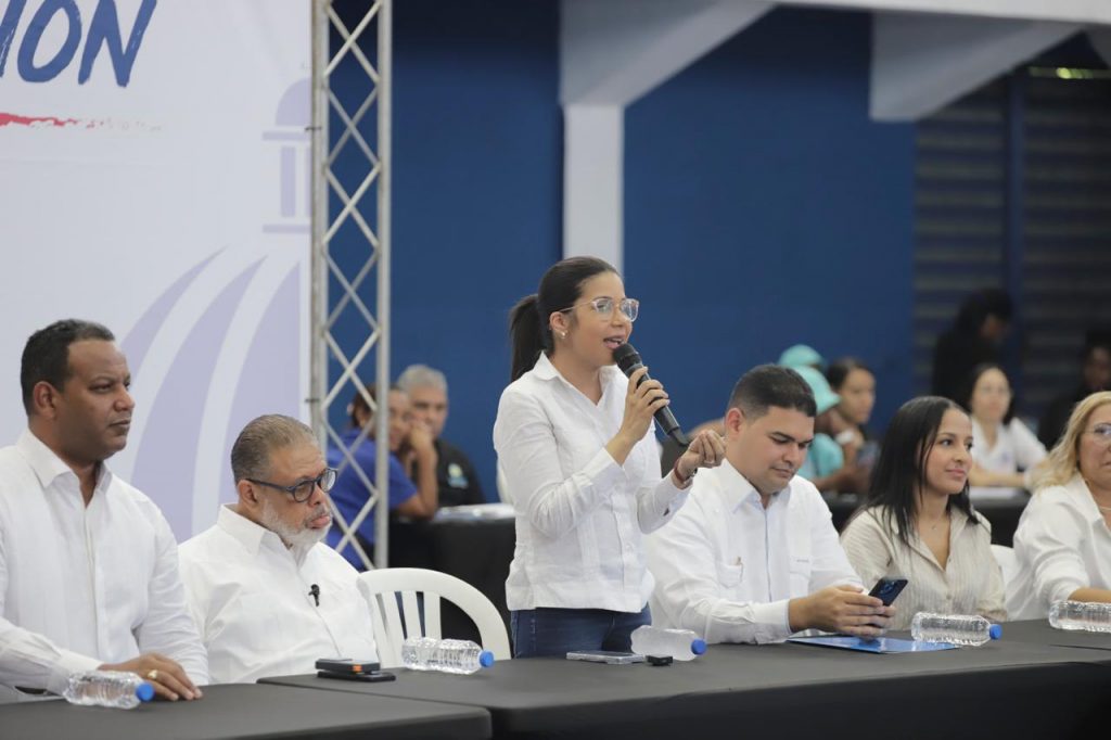 La subdirectora de Superación de la Pobreza de la DDSS, Siria Frías, durante su alocución en la actividad ante los presentes