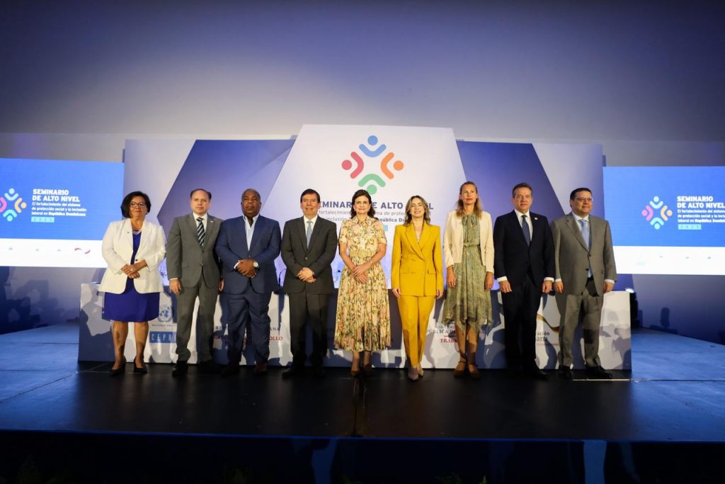 La vicepresidenta de la República, Raquel Peña la directora de Desarrollo Social Supérate, Gloria Reyes el director de la CEPAL, Alberto Arenas y demás expositores del magno evento