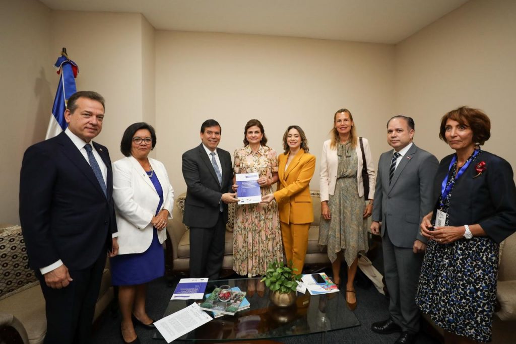 La vicepresidenta de la República la directora de Desarrollo Social Supérate el director de la CEPAL y demás autoridades al inicio del evento