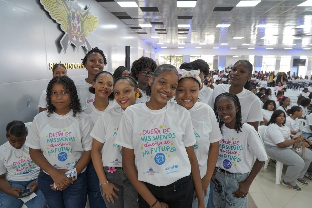 Las Jóvenes disfrutando del acto de graduación