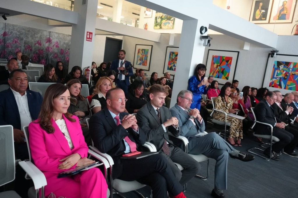 Directivos de la DDSS e invitados durante el acto de graduación