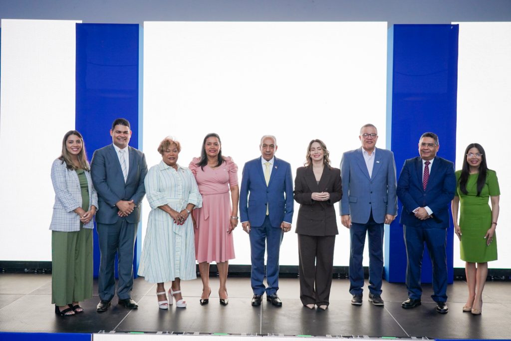 Gloria Reyes, directora Desarrollo Social Supérate, y Demetrio Vicente, director de Conape, en compañía de de autoridades