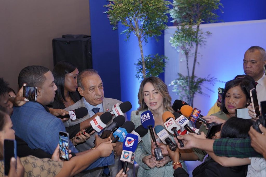 Gloria Reyes, directora general DDSS, explica a medios de comunicación la Política Nacional de Cuidados