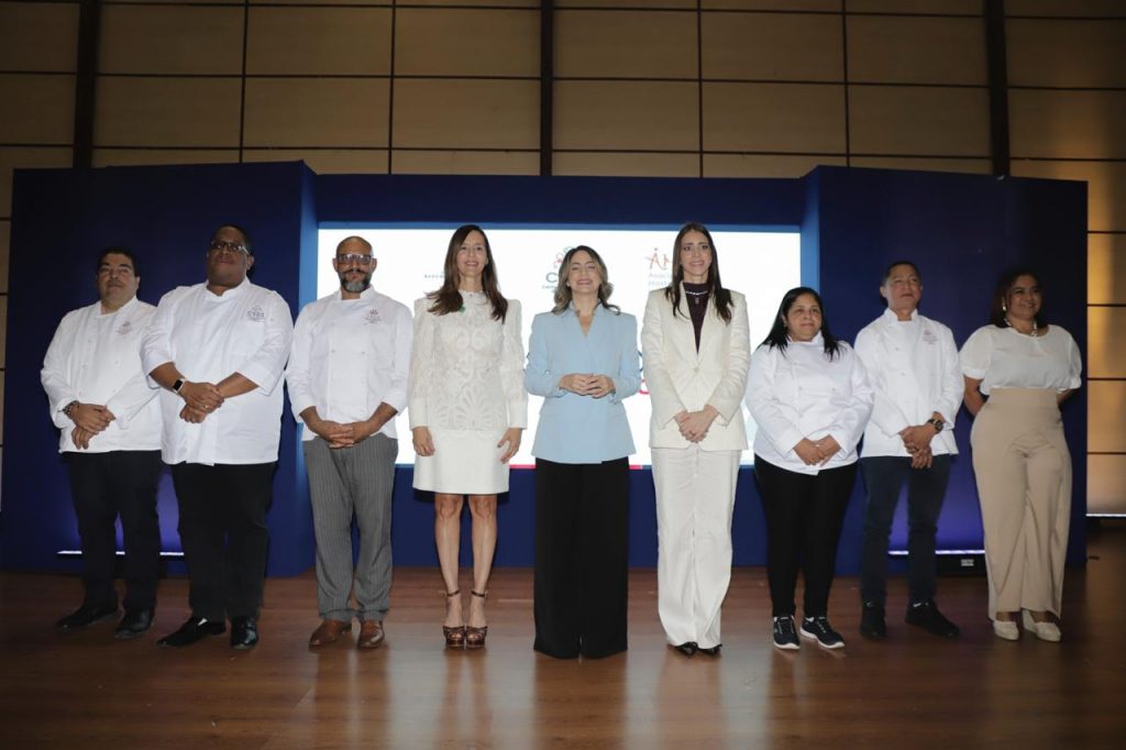 Gloria Reyes Miriam Batista y Elila Valdez, junto al cuerpo docente del centro Gastronómico