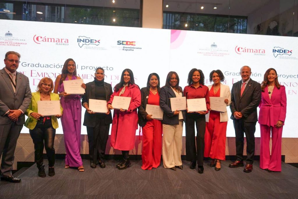 Las nuevas Mujeres SuperEmprendedoras con sus diplomas junto a los directivos de la DDSS