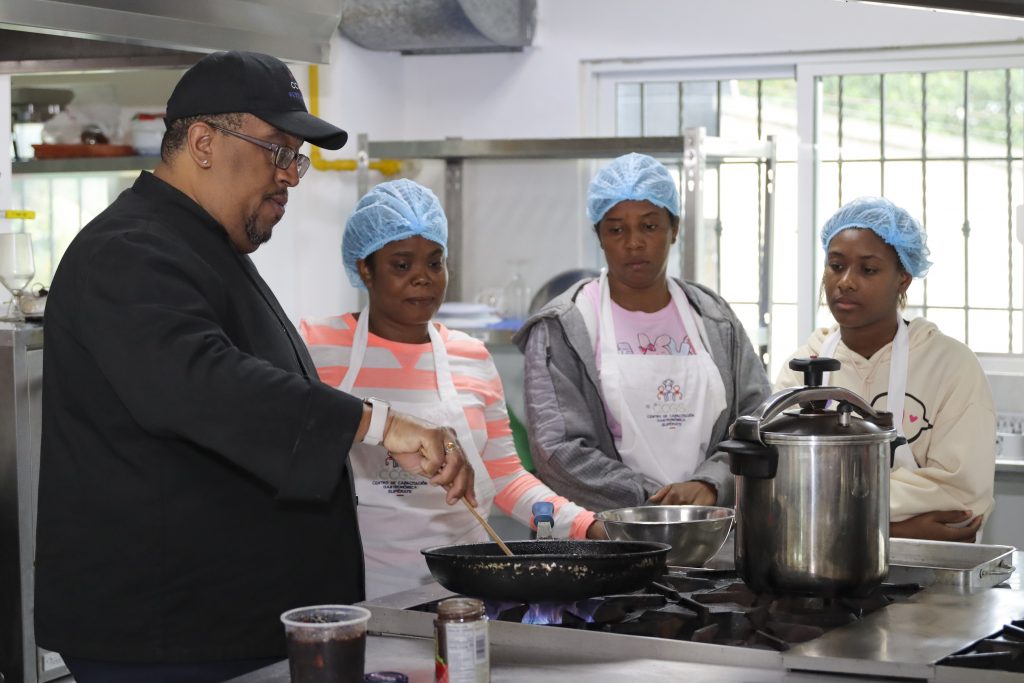Estudiantes del Centro de Superación Gastronómica Supérate junto a facilitador realizando clases prácticas de cocina