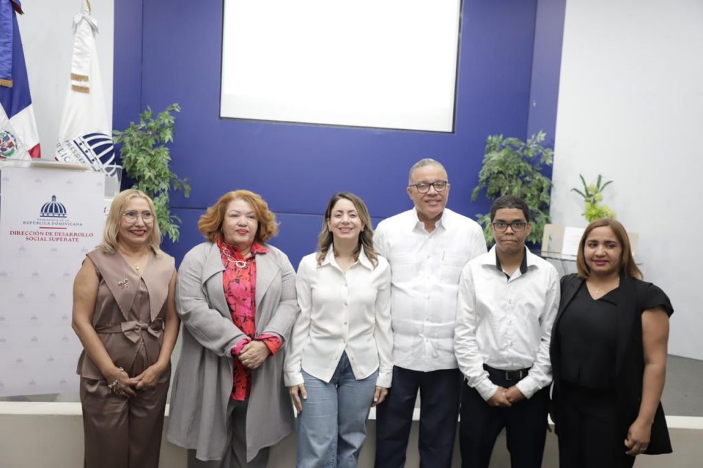 Funcionarios de la DDSS, CONADIS, el Ministerio de Educación y joven capacitado en las aulas de inclusión.