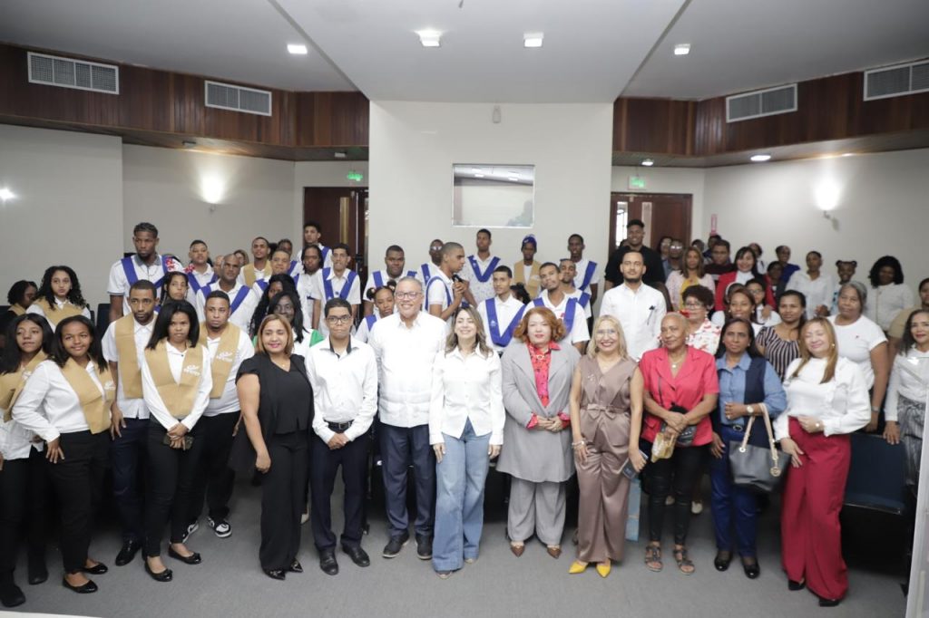 Funcionarios, graduandos y público presentes durante el acto