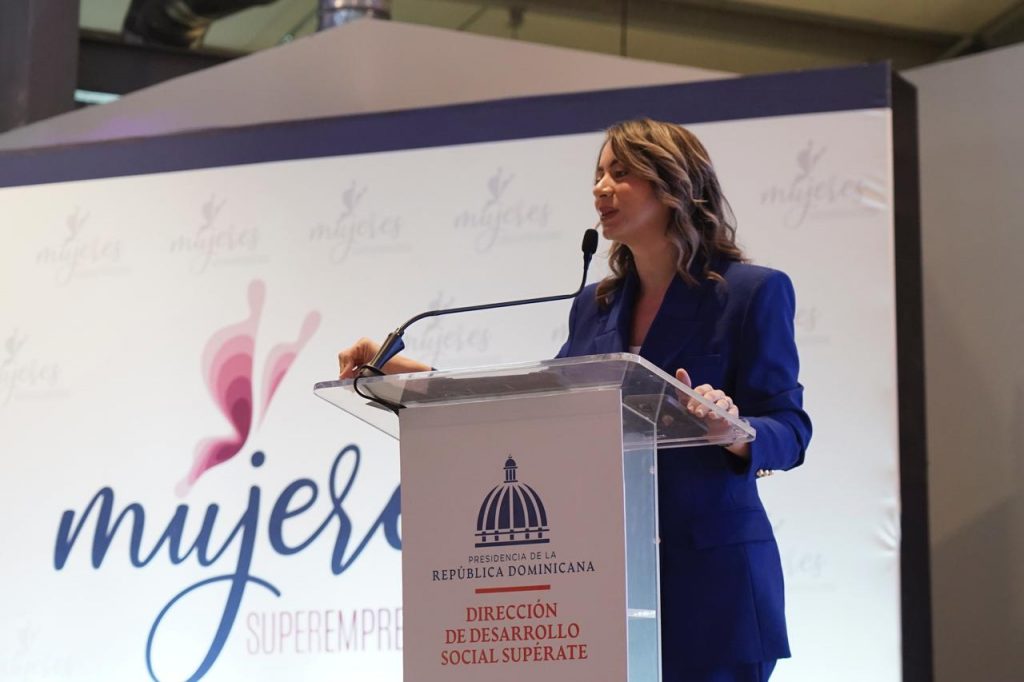 Gloria Reyes, directora de Desarrollo Social Supérate emotiva durante su alocución para los asistentes