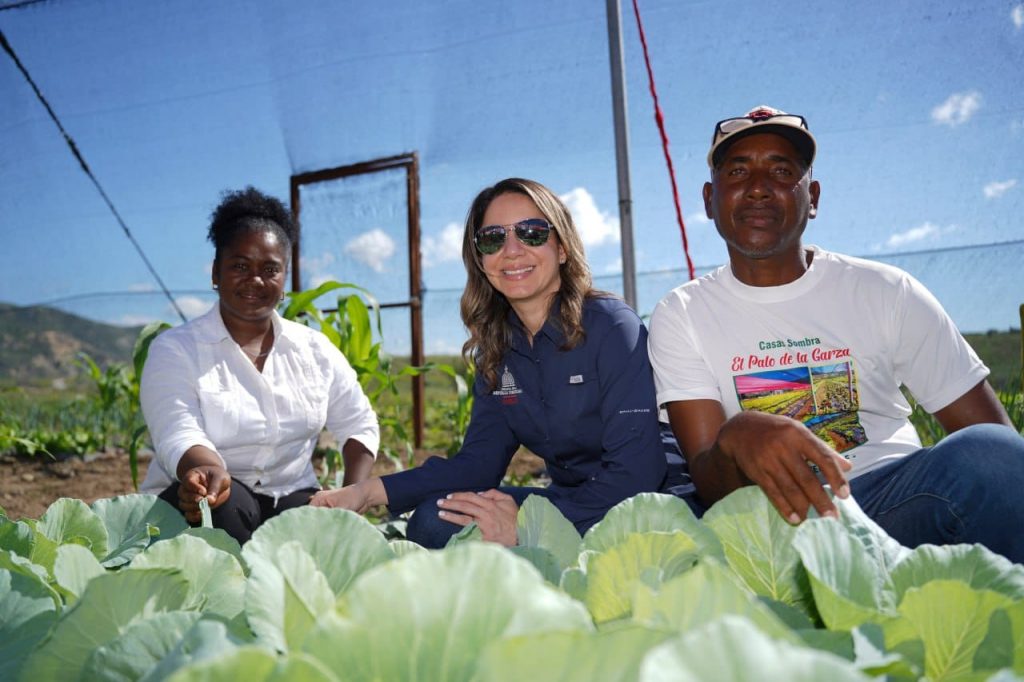 Gloria Reyes, directora de Desarrollo Social Supérate junto a agricultores de la Casa Sobra supervisando la evolución de esta iniciativa.