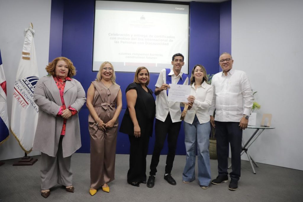 Gloria Reyes, directora general de DDSS junto al director ejecutivo del CONADIS), Alexis Alcántara y demás funcionarios haciendo entrega de certificado a graduandos