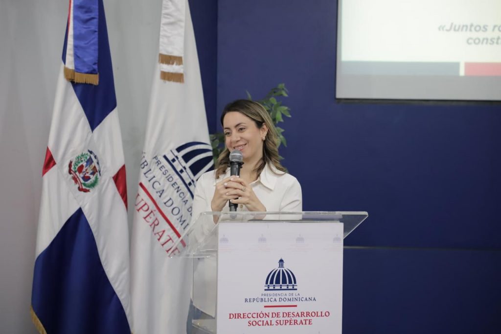 La directora general de la DDSS durante su discurso de motivación para los graduandos.