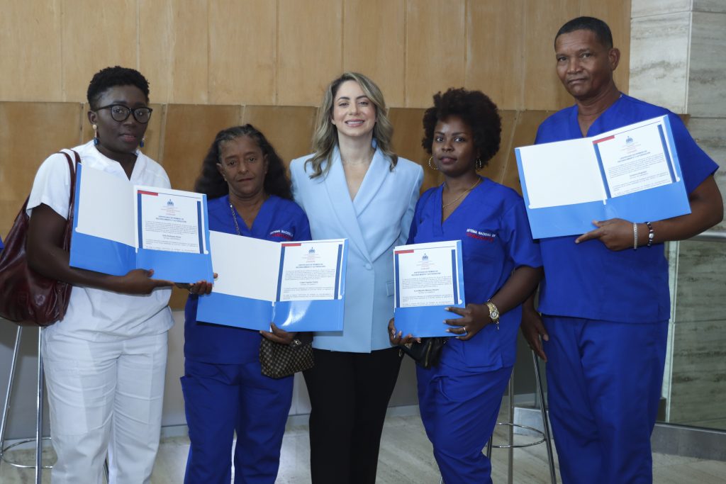 La directora general de la Dirección de Desarrollo Social Supérate junto a graduandos de la segunda promoción de cuidadores que finalizaron satisfactoriamente sus capacitaciones