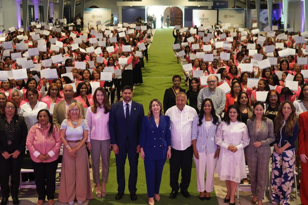 Las autoridades, graduandas e invitados durante el desarrollo de esta emotiva actividad