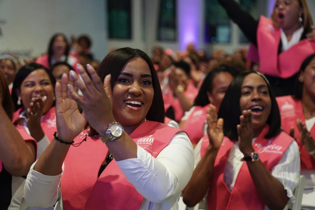 Las nuevas mujeres Súper Emprendedoras felices tras finalizar este paso en su vida productiva