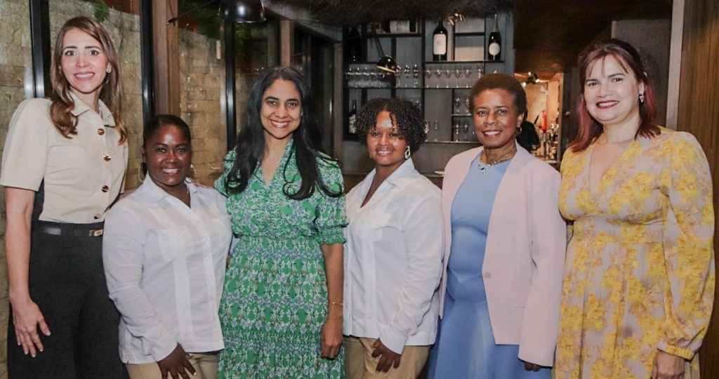 “Agricultoras en Superación” de Monte Grande trasladan su cosecha a la tradicional cena del restaurante Ajualá