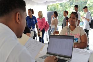 Dirección de Desarrollo Social Supérate y People Group Dominicana impulsan la empleabilidad con feria de empleo