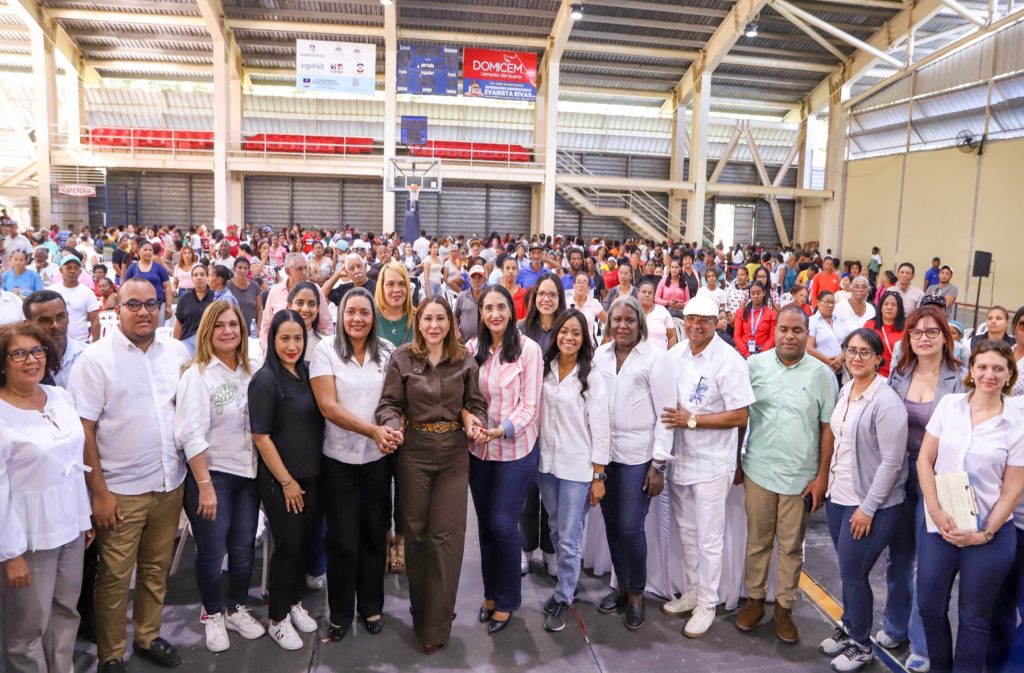 La directora de Desarrollo Social Supérate, Mayra Jiménez y su equipo durante el encuentro territorial en la provincia de Azua