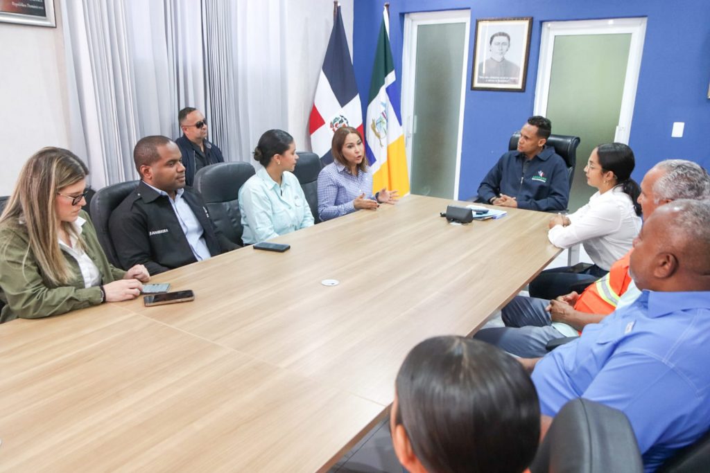 Mayra Jiménez, directora general conversando con el equipo técnico para intervenir con prontitud a las familias afectadas por las fuertes lluvias