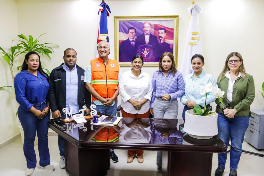 Mayra Jiménez y el equipo