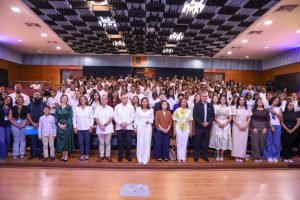 La Directora General de Desarrollo Social Supérate Mayra Jiménez, junto a los representantes de INFOTEP, UNICEF, KOICA Y CONANI, en el acto de graduación de la Estrategia de Formación Técnico Vocacional.